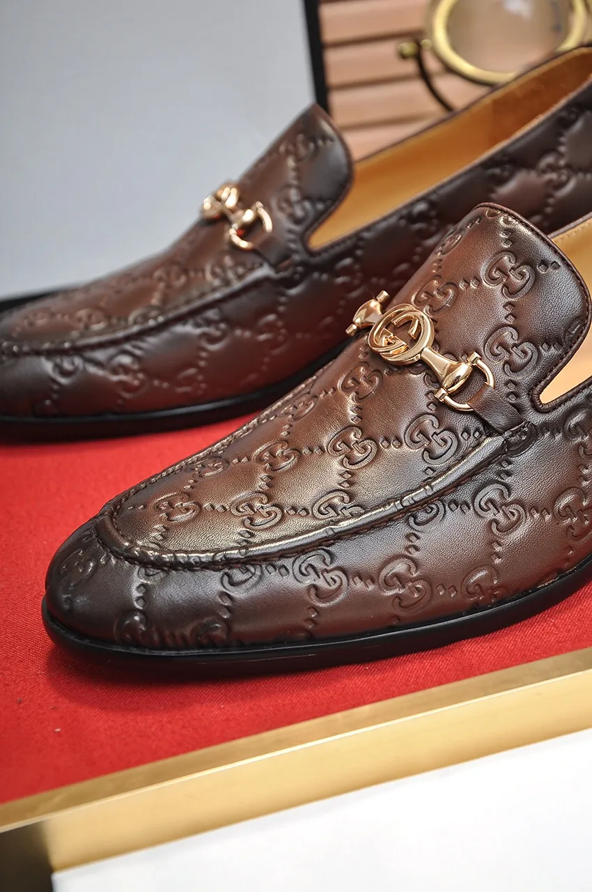 Men's shoes💰500💶Italy's top luxury men's shoe giant (GUCCI) (Gucci) (full cowhide lining) new arrival🍃Original European style🔰 Pleasant to the eye😍In order to make the shoes more durable and non-deformable🌀The production continues to follow traditional methods but there is still no lack of innovation💪Choose original sheepskin for the leather♻️ Smooth and natural And extra bright ⭐Made of imported cowhide, the first choice of rich people 38-45 (45 customized)